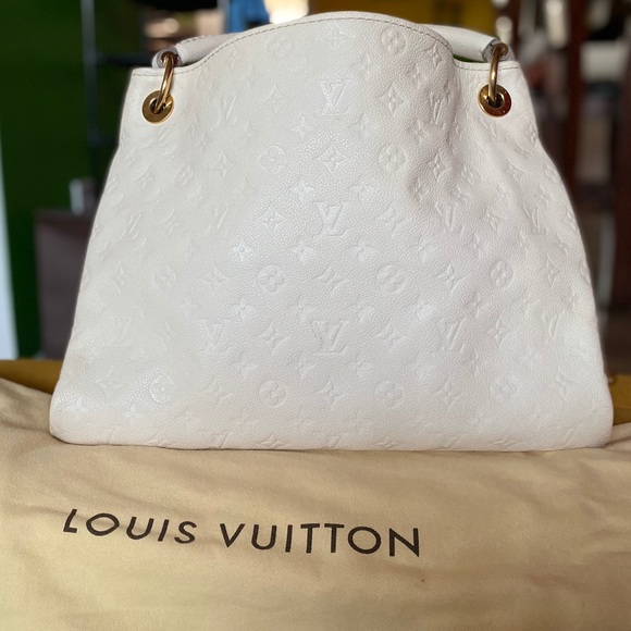 Louis Vuitton Handbags - LOUIS VUITTON Artsy MM Bag.